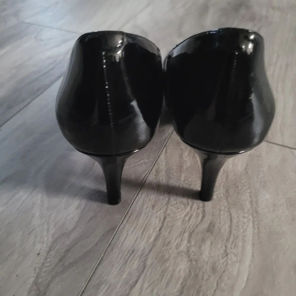 Vince Camuto Desti Patent Leather Pumps size 6.5M